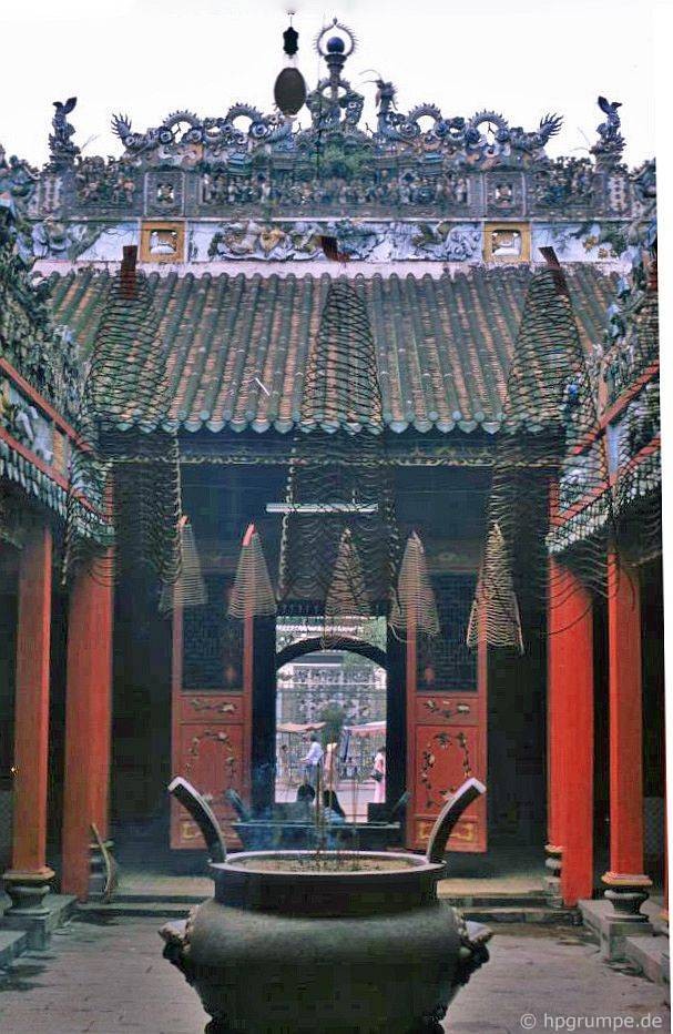 Chùa bà Thiên Hậu của người Hoa chùa Bà Chợ Lớn, tên chữ Hán là Thiên Hậu miếu, người Hoa gọi là Phò Miếu (tức miếu Đức Bà) ở Quận 5, TP.HCM 1991.